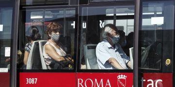 Italia prescinde de la mascarilla en el transporte público tras más de dos años