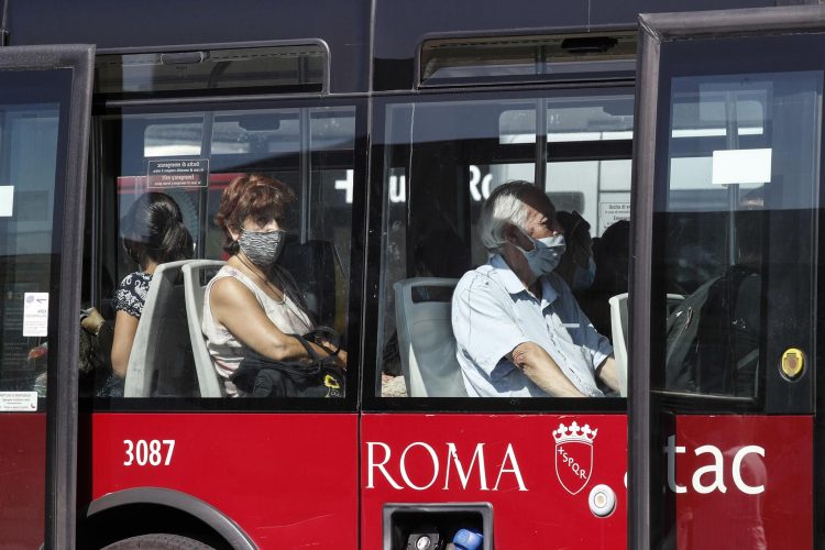 Imagen de archivo de ciudadanos con mascarilla en un autobús en Italia. EFE/EPA/GIUSEPPE LAMI