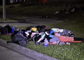 Guatemala expulsa a casi 100 migrantes en puesto fronterizo con Honduras