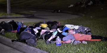 Guatemala expulsa a casi 100 migrantes en puesto fronterizo con Honduras