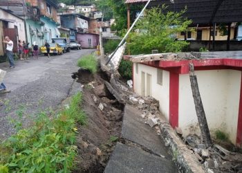 Se desploma pared perimetral de la escuela Ciudad de Valera en el Barrio El Milagro
