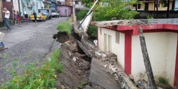 Se desploma pared perimetral de la escuela Ciudad de Valera en el Barrio El Milagro