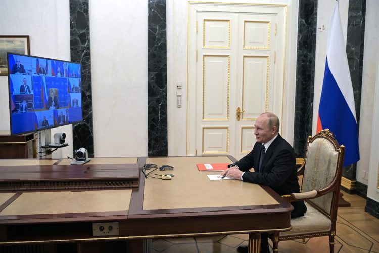 El presidente ruso, Vladímir Putin, mantiene una reunión con los miembros permanentes del Consejo de Seguridad de Rusia por videoconferencia en el Kremlin de Moscú este 26 de octubre de 2022. EFE/EPA /ALEXEI BABUSHKIN / KREMLIN POOL / SPUTNIK / POOL