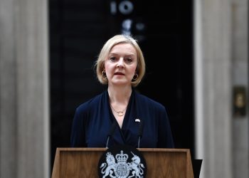 Truss dimite tras 45 días en el poder, acechada por la debacle financiera