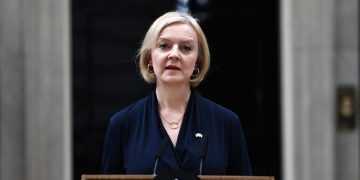 Truss dimite tras 45 días en el poder, acechada por la debacle financiera