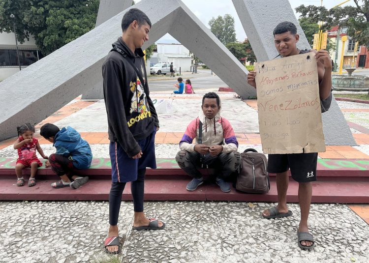 Una familia de personas migrantes de origen venezolano permanecen el 17 de octubre de 2022, en el municipio San Pedro Tapanatepec, en el estado de Oaxaca (México). EFE/ José de Jesús Cortés