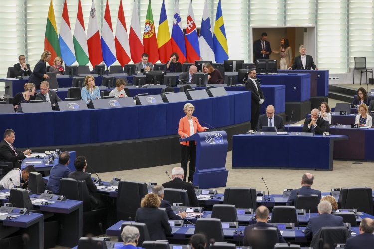 La presidenta de la Comisión Europea, Ursula von der Leyen (c), habla durante un debate sobre 'La escalada de Rusia en su guerra de agresión contra Ucrania', en el Parlamento Europeo este miércoles. EFE/EPA/JULIEN WARNAND