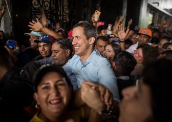 Guaidó se difumina entre el rojo de Latinoamérica