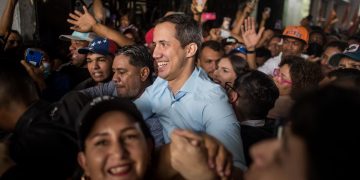 Guaidó se difumina entre el rojo de Latinoamérica