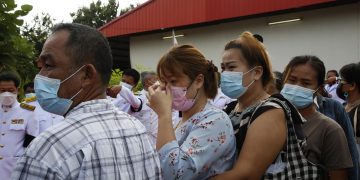 Familiares lloran a las víctimas de la matanza en la guardería de Tailandia