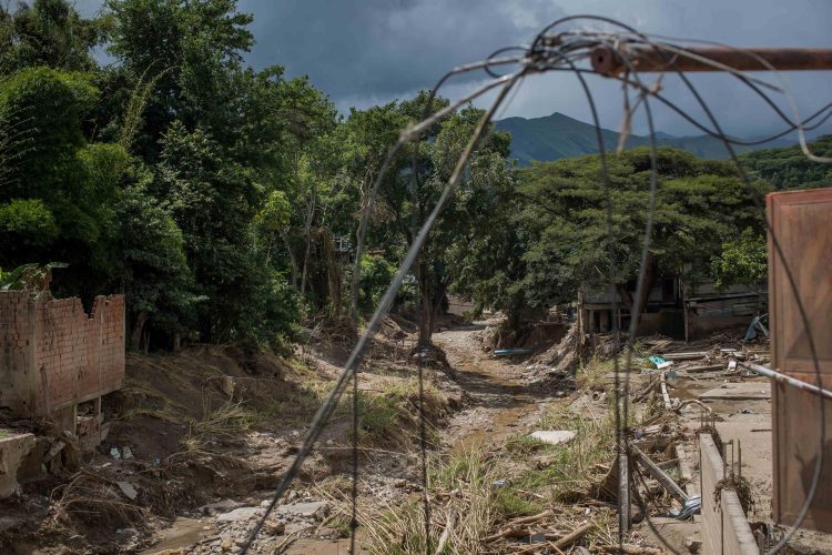Fotografía de los efectos de una quebrada desbordada hoy, en Las Tejerías (Venezuela). EFE/Miguel Gutiérrez