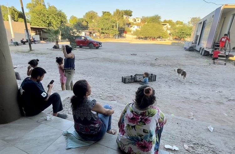 Migrantes venezolanos son vistos en un albergue el 28 de octubre de 2022 en la ciudad de Hermosillo, Sonora (México). EFE