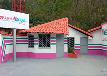 Alcaldesa Angie Quintana inauguró nueva sede de Farmavalera en La Puerta