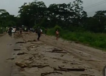 Usuarios de la carretera Panamericana tomaron un desvío ante la crecida de quebrada La Blanca en Alberto Adriani
