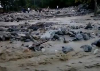 Desbordamiento de Quebrada Blanca en Alberto Adriani mantuvo bloqueada la Troncal 001