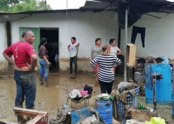 En Guayabones desbordamiento del río deja decenas de damnificados