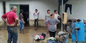 En Guayabones desbordamiento del río deja decenas de damnificados