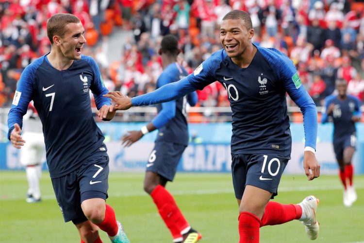 El delantero francés Kylian Mbappé celebra un gol en el pasado Mundial con su compañero, Antoine Griezmann. EFE/Lavandeira jr