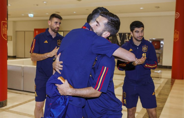 El lateral izquierdo del Valencia José Luis Gayá (d) se despide de sus compañeros después de hacerse oficial su baja con la selección española para el Mundial de Qatar 2022, tras sufrir un esguince de tobillo en Amán,