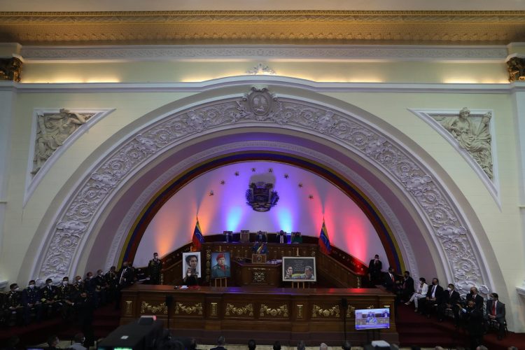 Fotografía de archivo del presidente de Venezuela, Nicolás Maduro (c), mientras ofrece un discurso ante el Parlamento en Caracas (Venezuela). EFE/ Miguel Gutiérrez
