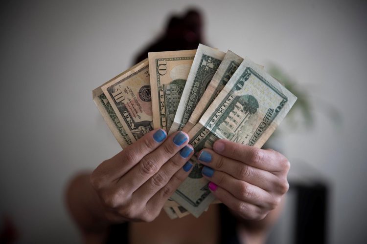 Una mujer muestra sus dólares en Caracas (Venezuela), en una fotografía de archivo. EFE/Rayner Peña R.