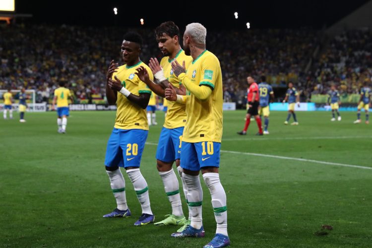 Los brasileños Vinicius, Lucas Paqueta y Neymar celebran un gol. EFE/Sebastiao Moreira