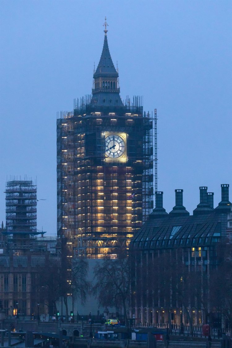 El emblemático Big Ben londinense con andamios. EFE/EPA/VICKIE FLORES