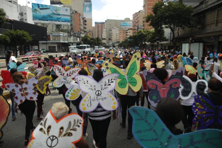 Mujeres, con alas y pintura de mariposas alusivas a la libertad, participan de una marcha para alzar su voz en contra de la violencia a la mujer en el marco de la celebración del "25N", Día Internacional de la Eliminación de la Violencia contra las Mujeres, hoy en Caracas (Venezuela). EFE/ Miguel Gutiérrez