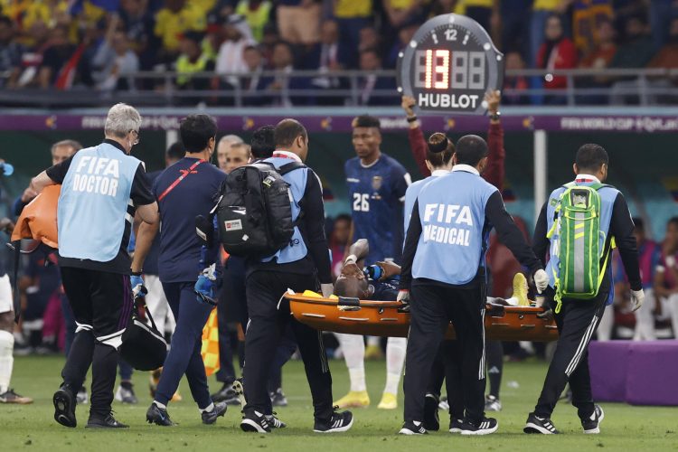Énner Valencia de Ecuador sale lesionado hoy, en el partido de la fase de grupos del Mundial de Fútbol Qatar 2022 entre Países Bajos y Ecuador en el estadio Internacional Jalifa en Doha (Catar). EFE/ Esteban Biba