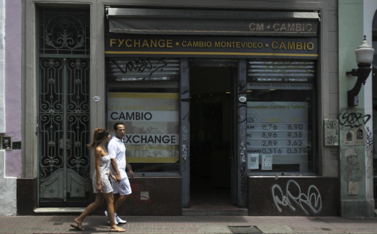 La entrada a una casa de cambio, en el centro de Buenos Aires (Argentina), en una fotografía de archivo. EFE/David Fernández