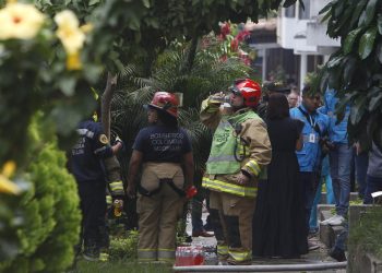 Una avioneta cae en un barrio residencial de Medellín y deja al menos ocho muertos