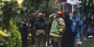 Una avioneta cae en un barrio residencial de Medellín y deja al menos ocho muertos