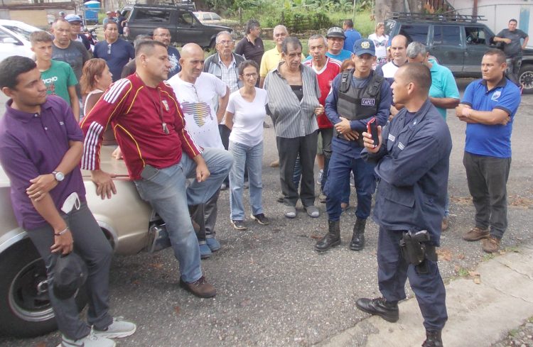 El efectivo policial de servicio en la Palermo, atendió a las personas que no estaban conformes.