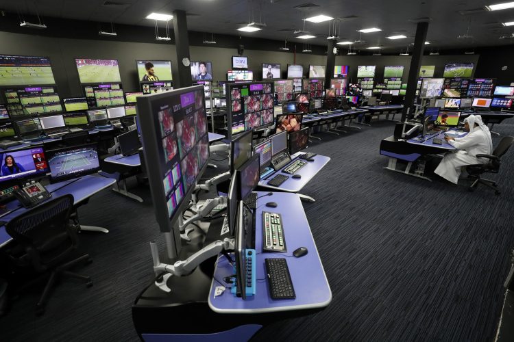 Vista de la sala de control del grupo beIN, canal oficial del Mundial de Qatar 2022. EFE