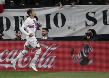 1-2. El Barcelona se marcha líder al parón y Piqué se despide expulsado
