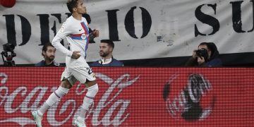 1-2. El Barcelona se marcha líder al parón y Piqué se despide expulsado