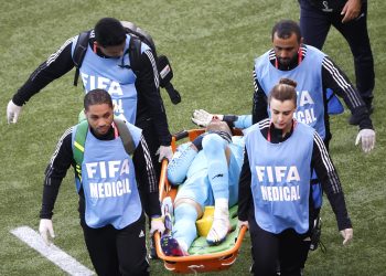 Alireza Beyranvand, portero de Irán, se retira en camilla