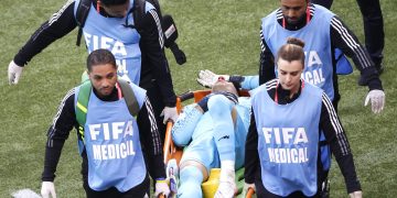 Alireza Beyranvand, portero de Irán, se retira en camilla