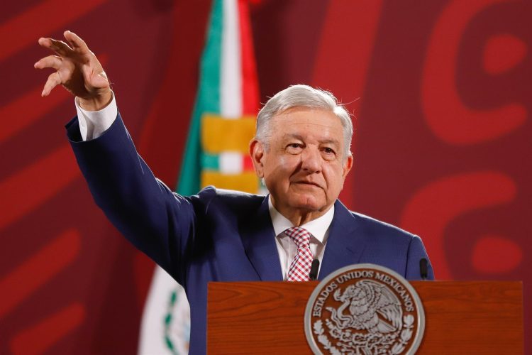 El presidente de México, Andrés Manuel López Obrador, participa hoy, en una rueda de prensa en Palacio Nacional, en la Ciudad de México (México). EFE/ Isaac Esquivel