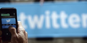 Twitter empieza a usar la marca «oficial» para distinguir cuentas verificada