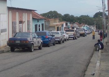 Colas y colas esperando gasolina que casi nunca llega
