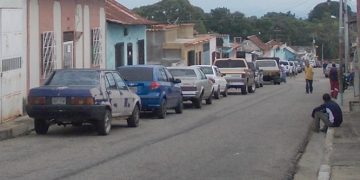 Colas y colas esperando gasolina que casi nunca llega