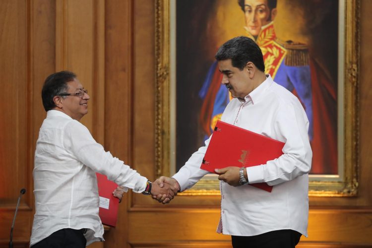 Fotografía de archivo que muestra al presidente de Venezuela, Nicolás Maduro (d), mientras saluda a su homólogo de Colombia, Gustavo Petro. EFE/ Miguel Gutiérrez