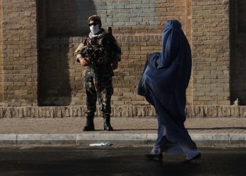 La UE condena las nuevas restricciones de los talibanes a las mujeres afganas