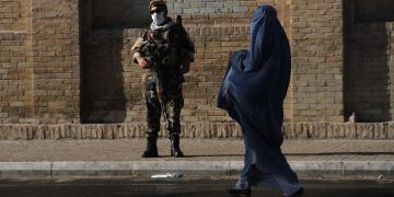 La UE condena las nuevas restricciones de los talibanes a las mujeres afganas