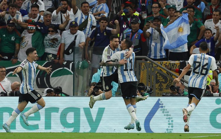 Lionel Messi a celebra consus compañeros el 1-0 partido de fútbol entre Argentina y México en Lusail Estadio en Lusail, Qatar, 26 noviembre 2022. EFE/EPA/Ronald Wittek