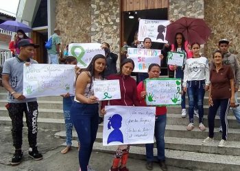 «Justicia, Justicia”: Familiares de las dos niñas violadas en Boconó protestan ante el CICPC durante la llegada del acusado