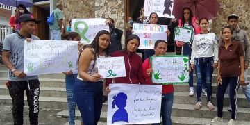 «Justicia, Justicia”: Familiares de las dos niñas violadas en Boconó protestan ante el CICPC durante la llegada del acusado