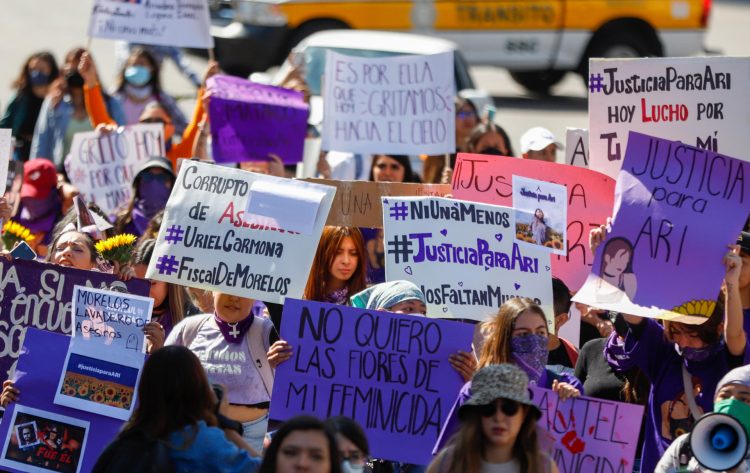 Un grupo de mujeres protesta, el 7 de noviembre de 2022, en una de las principales avenidas de la Ciudad de México (México). EFE/Isaac Esquivel