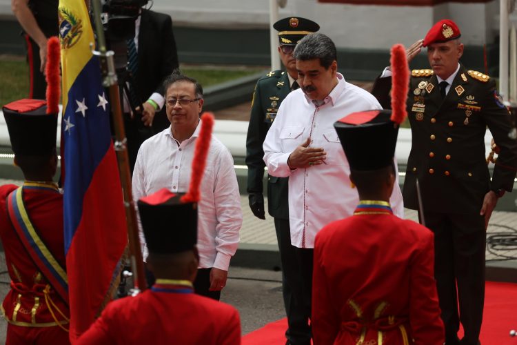 El presidente de Venezuela, Nicolás Maduro (d), recibe a su homólogo de Colombia, Gustavo Petro, previo a una reunión hoy, en el Palacio de Miraflores, en Caracas (Venezuela). EFE/ Miguel Gutiérrez